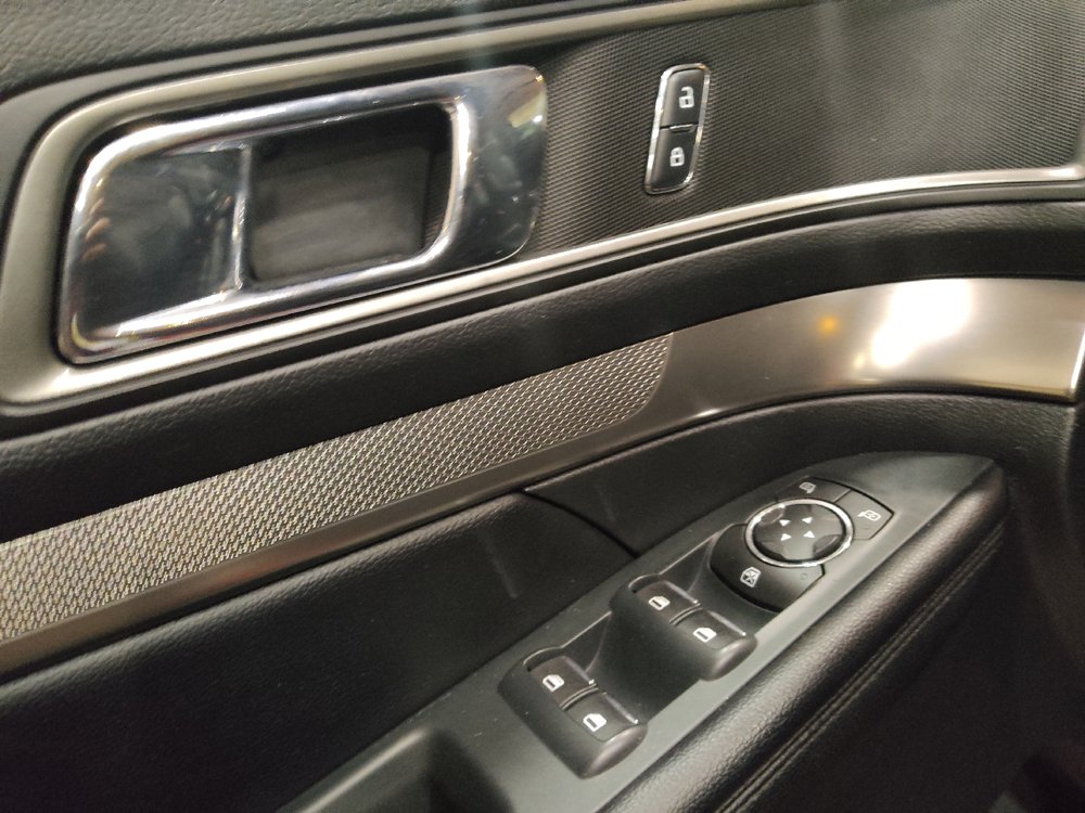 Used 2018 Ford Explorer XLT w/ Equipment Group 202A AWD/4WD image 27