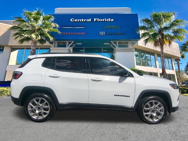 Used 2025 Jeep Compass Latitude w/ Altitude Special Edition AWD/4WD image 4