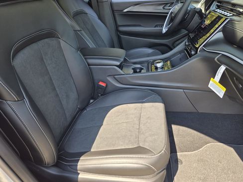 New 2025 Jeep Grand Cherokee Altitude image 13