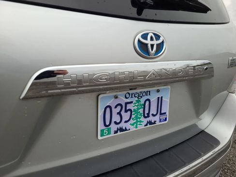 Used 2012 Toyota Highlander 4WD Hybrid w/ Cold Weather Pkg image 6