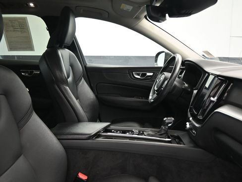 Used 2019 Volvo XC60 T5 Momentum w/ Premium Package image 10