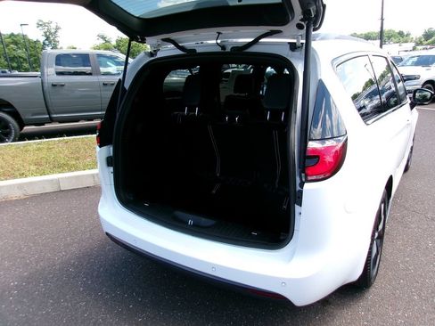 Certified 2025 Chrysler Pacifica Limited FWD image 17
