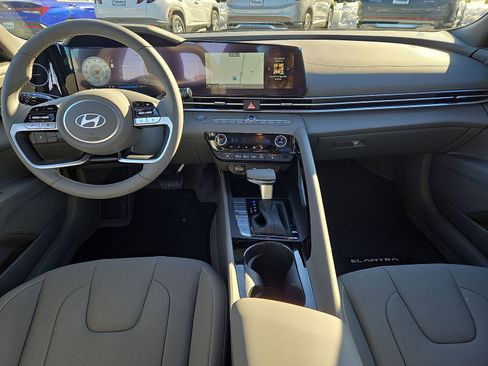 Used 2025 Hyundai Elantra SEL image 10