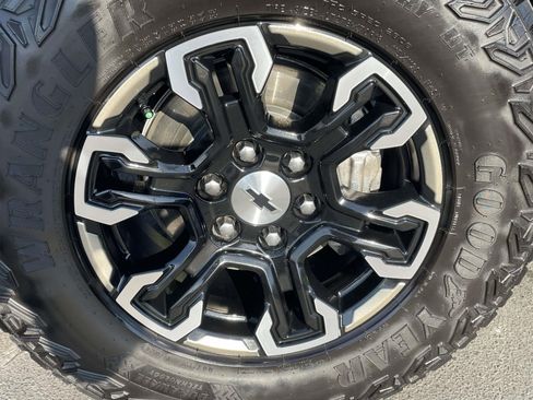 Used 2024 Chevrolet Silverado 1500 ZR2 w/ Technology Package image 9