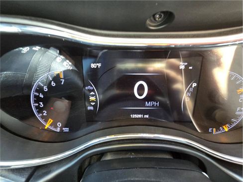 Used 2019 Jeep Grand Cherokee Laredo RWD image 17