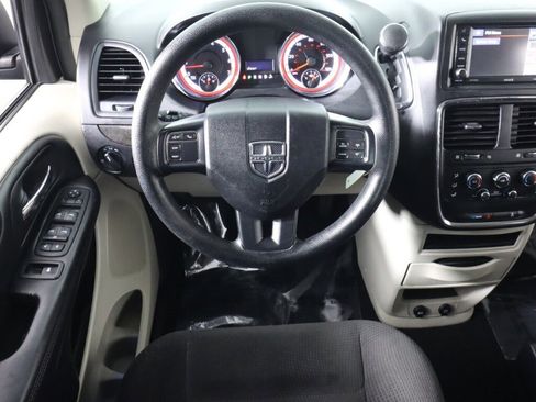 Used 2019 Dodge Grand Caravan SE w/ UConnect Hands-Free Group image 28