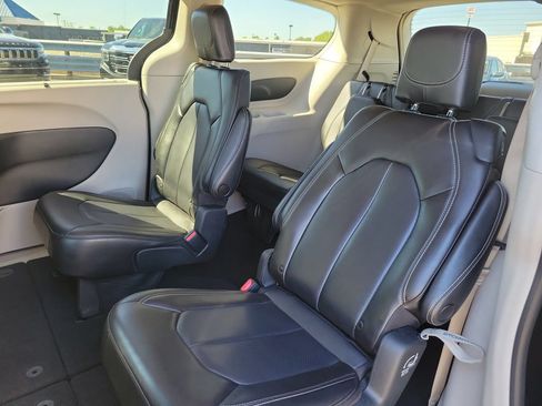 Used 2023 Chrysler Pacifica Touring-L FWD image 19