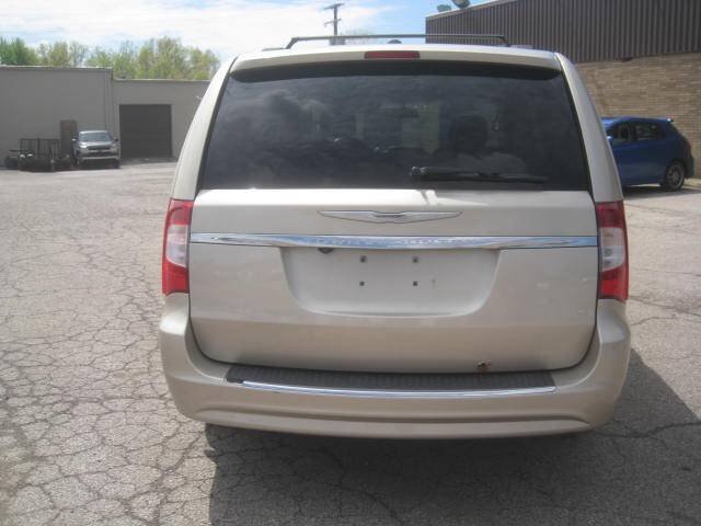 Used 2014 Chrysler Town & Country Touring FWD image 6