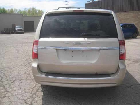 Used 2014 Chrysler Town & Country Touring FWD image 6