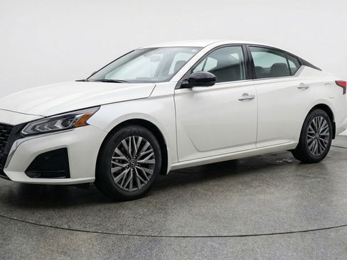 Used 2025 Nissan Altima 2.5 SV image 3