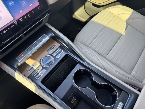 Used 2025 Lincoln Nautilus Reserve image 24