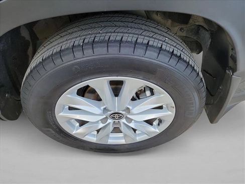 Used 2025 Toyota Corolla Cross LE FWD image 12