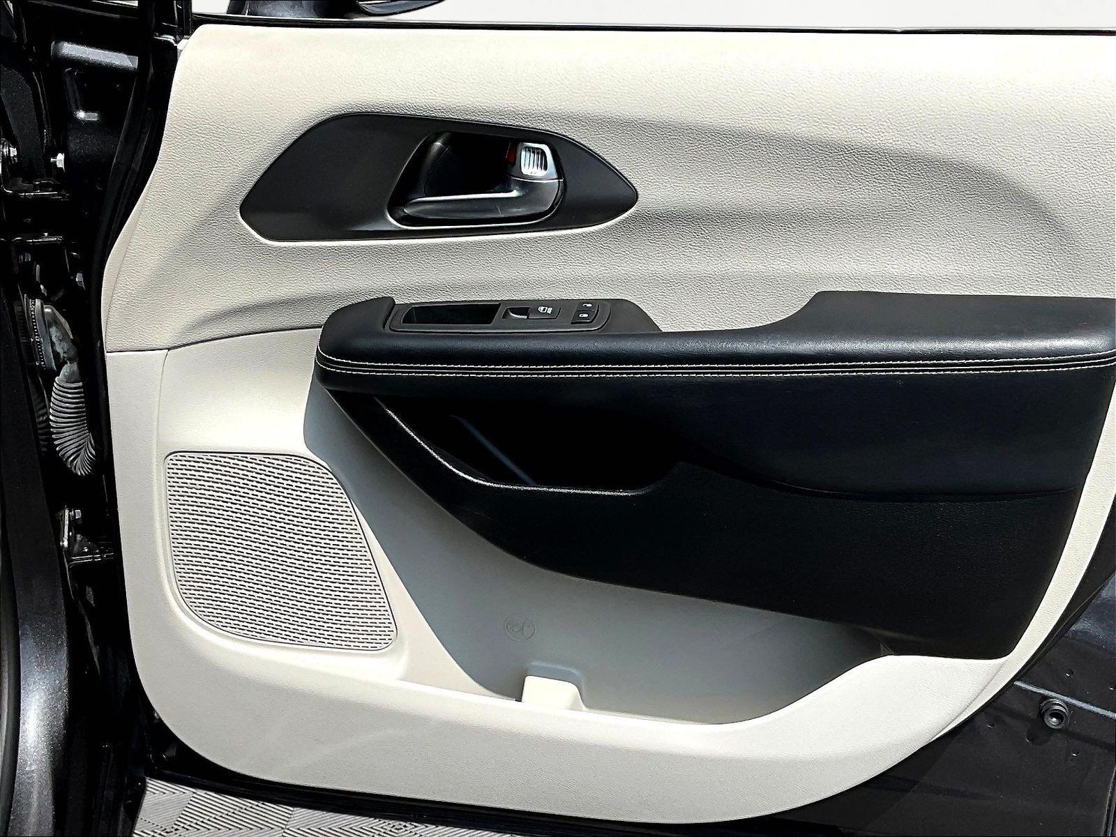 Used 2022 Chrysler Pacifica Touring-L FWD image 27