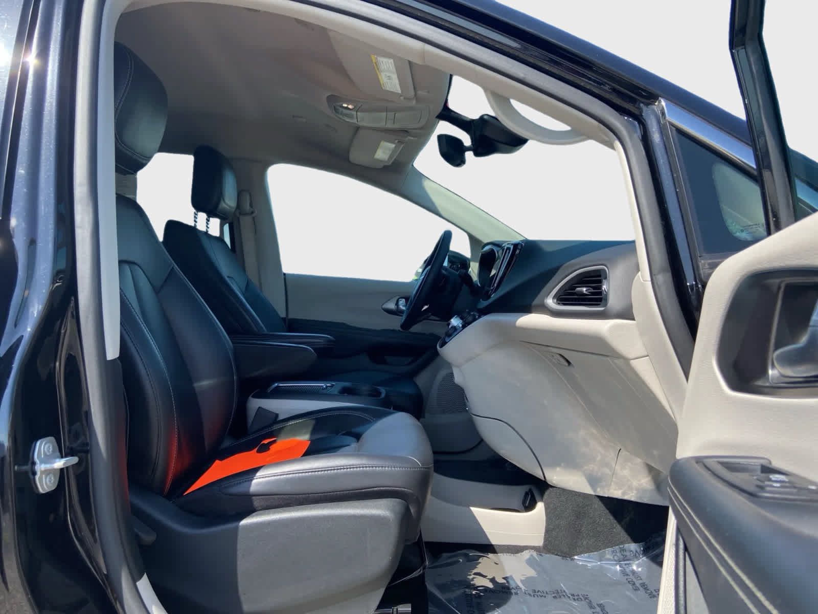 Used 2024 Chrysler Pacifica Touring-L FWD image 14