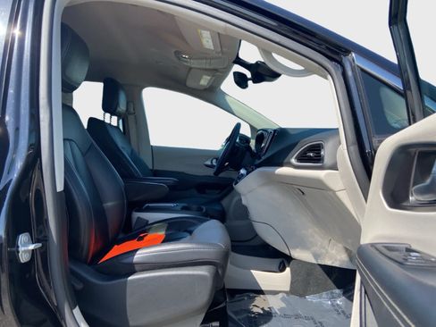 Used 2024 Chrysler Pacifica Touring-L FWD image 14