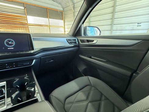 Used 2025 Volkswagen Atlas Cross Sport SE image 36