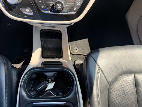Used 2018 Chrysler Pacifica Touring-L w/ Tire & Wheel Group FWD image 42