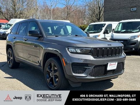 Used 2023 Jeep Grand Cherokee Altitude image 5