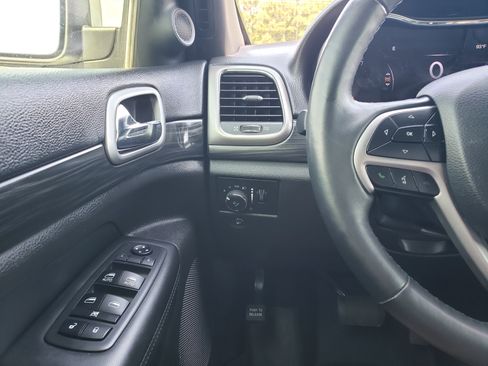 Used 2019 Jeep Grand Cherokee Altitude RWD image 13
