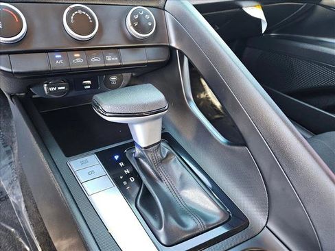 Certified 2025 Hyundai Elantra SE image 13