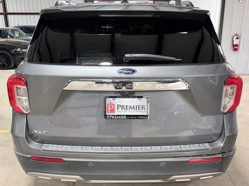 Used 2021 Ford Explorer XLT w/ Equipment Group 202A RWD image 4