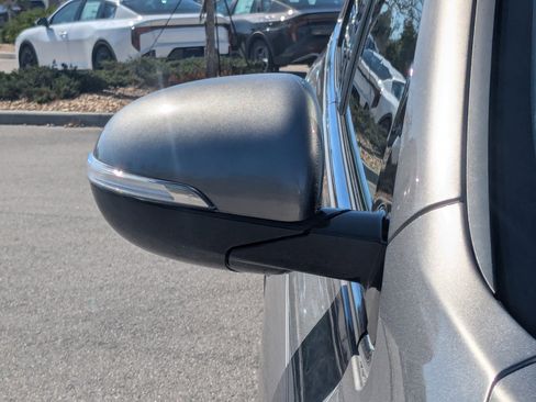 Used 2018 Kia Sorento LX image 12