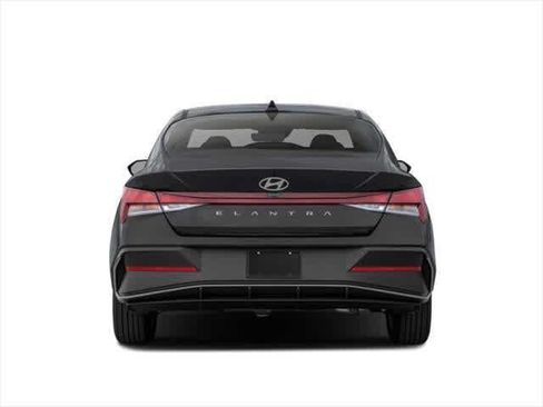Used 2024 Hyundai Elantra SEL FWD image 5