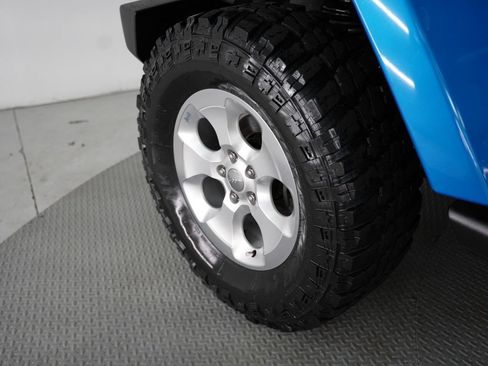 Used 2015 Jeep Wrangler Unlimited Sahara w/ Connectivity Group AWD/4WD image 51