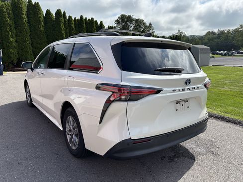 Used 2021 Toyota Sienna XLE w/ XLE Plus Package FWD image 6