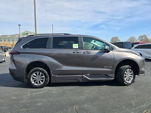 Used 2023 Toyota Sienna XLE w/ XLE Plus Package FWD image 9