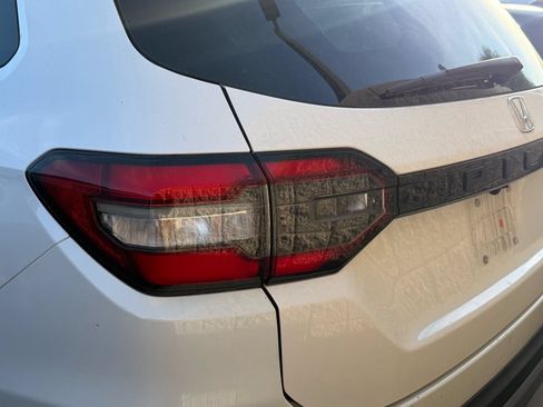 Used 2025 Honda Pilot EX-L image 10