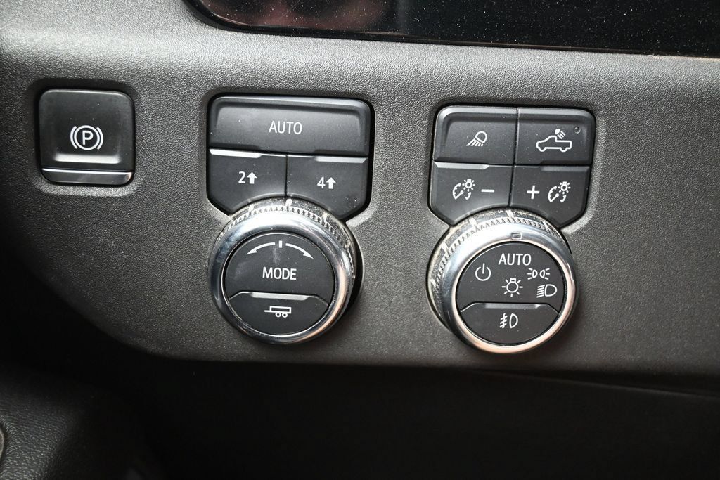 Used 2025 GMC Sierra 1500 SLT AWD/4WD image 16