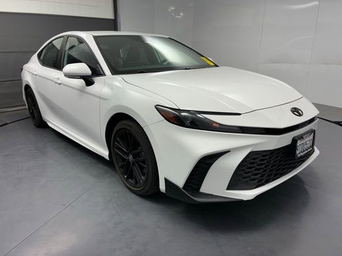 Used 2025 Toyota Camry SE w/ Convenience Package image 2