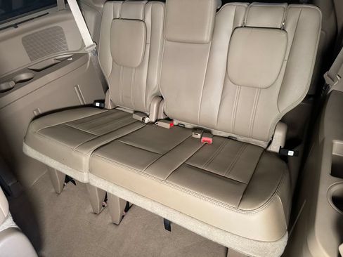 Used 2015 Chrysler Town & Country Touring-L w/ Driver Convenience Group FWD image 22