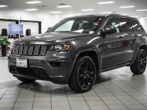 Used 2021 Jeep Grand Cherokee Laredo X image 3
