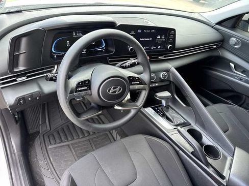 Used 2025 Hyundai Elantra SE FWD image 17