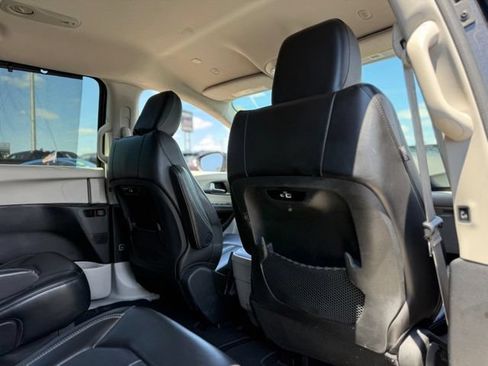 Used 2023 Chrysler Pacifica Touring-L FWD image 19