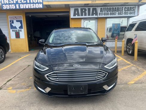 Used 2018 Ford Fusion SE w/ Fusion SE Technology Package FWD image 2