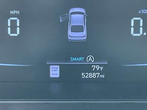 Used 2024 Hyundai Elantra SE image 32