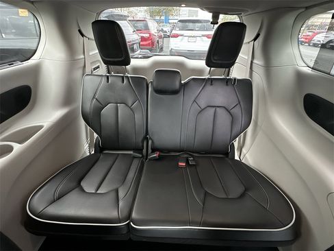 Used 2024 Chrysler Pacifica Limited w/ Uconnect Theater Family Group image 24