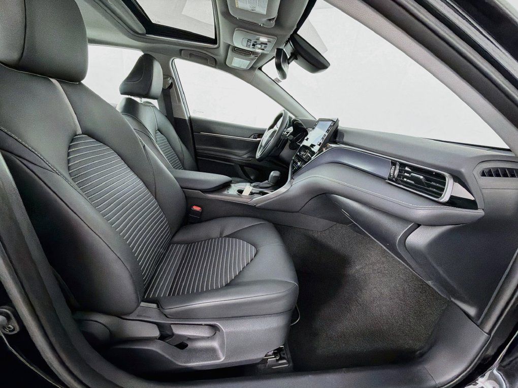 Used 2024 Toyota Camry SE w/ Cold Weather Package FWD image 31