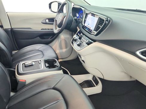 Used 2024 Chrysler Pacifica Touring-L image 19