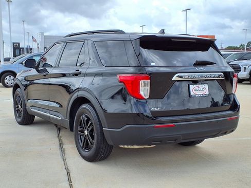 Used 2022 Ford Explorer XLT image 2