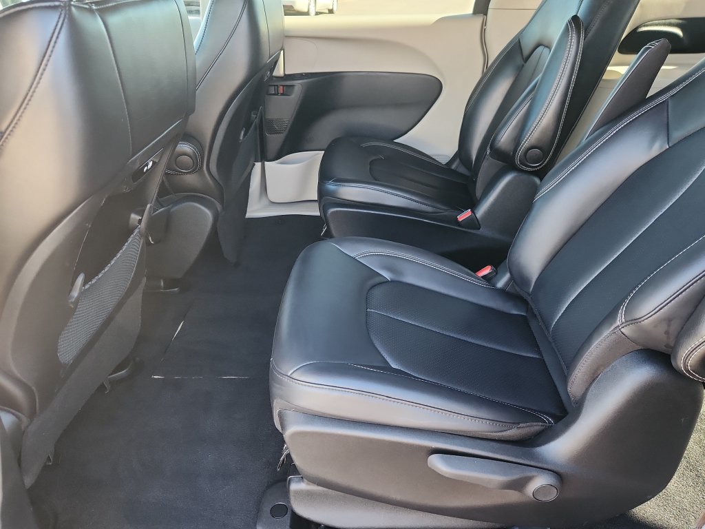 Used 2023 Chrysler Pacifica Touring-L FWD image 11