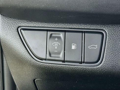 Used 2025 Genesis G70 2.5T image 13