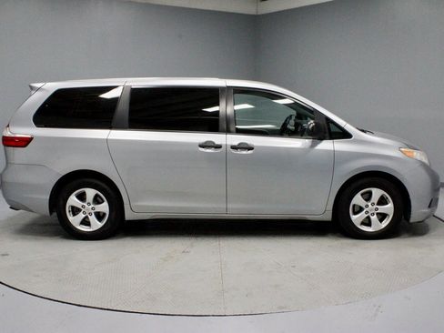Used 2015 Toyota Sienna L image 10