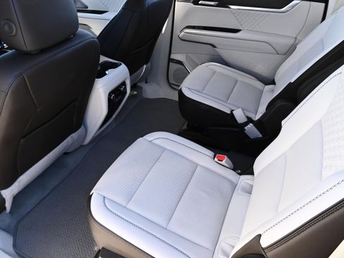 Used 2024 GMC Acadia Denali w/ Super Cruise Package image 9