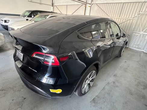 Used 2022 Tesla Model Y Long Range AWD/4WD image 3