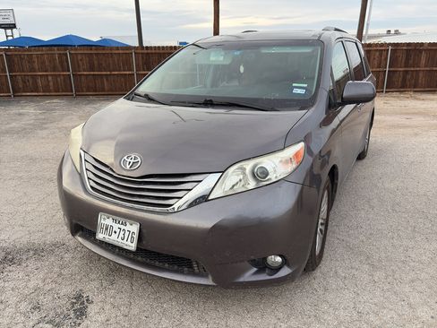 Used 2016 Toyota Sienna XLE w/ XLE Navigation Package image 2