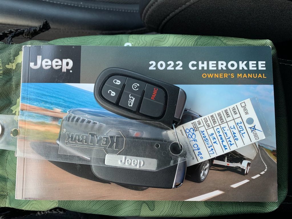 Used 2022 Jeep Cherokee Limited AWD/4WD image 9
